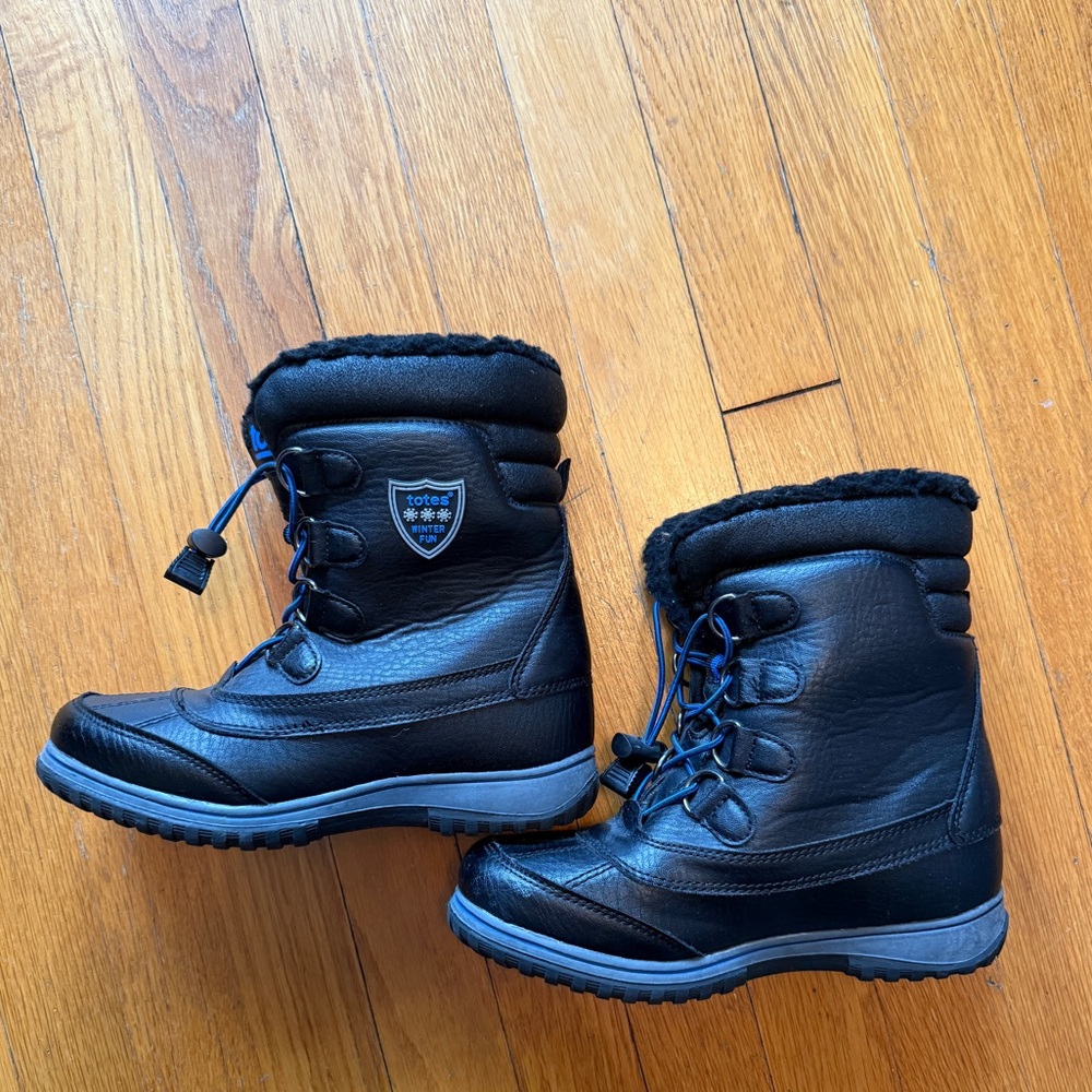 Totes David Snow Boots Sz 3, used good condition, faux fur lining, black.